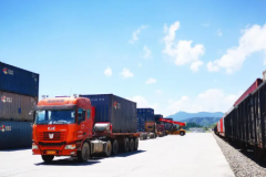 免费上门取货，提供免费仓储，货运物流车